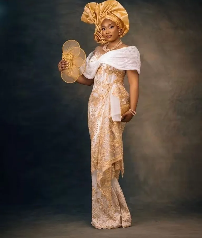 Robe ivoire et or, étole plissée, sur fond de studio