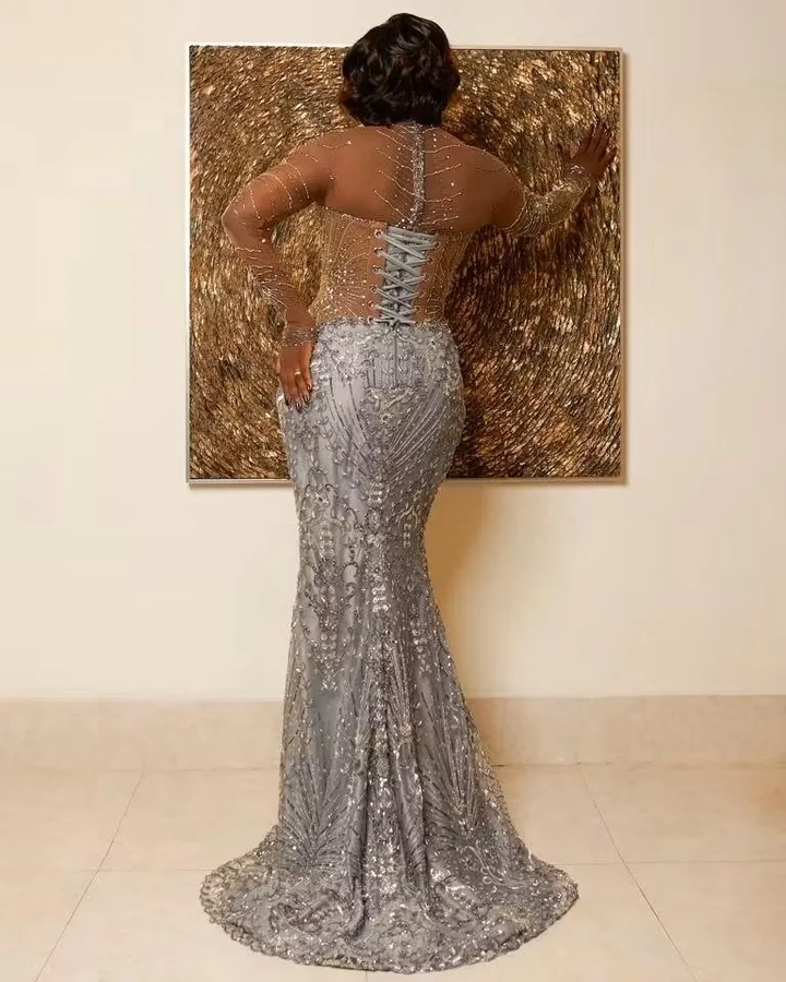 Dos lacé d'une robe sirène argent