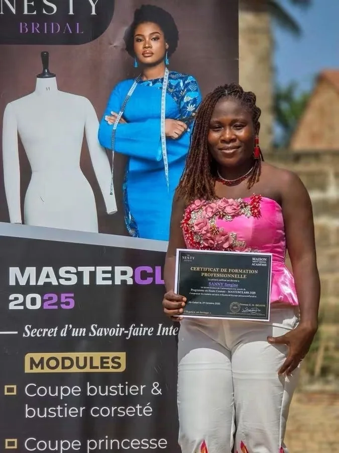 Diplômée de la Masterclass 2025 devant la bannière de l'Académie