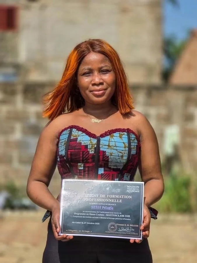 Diplômée tenant son certificat