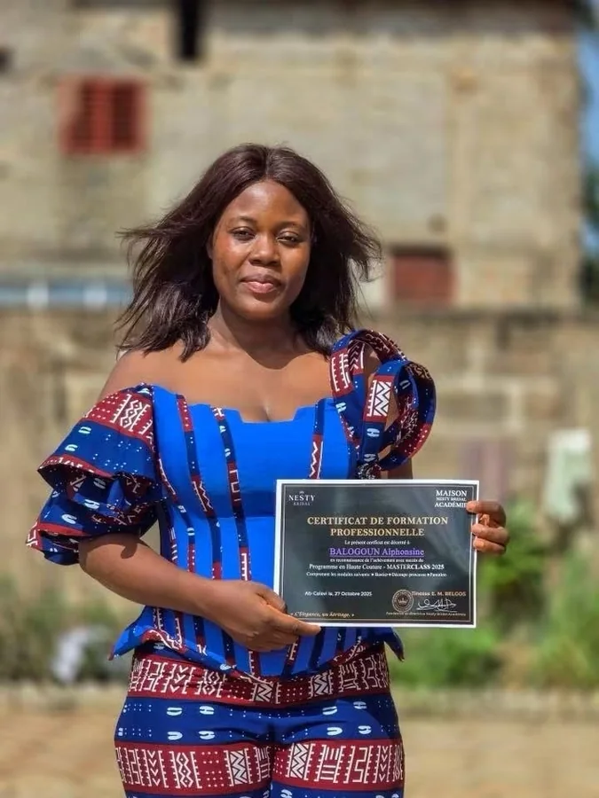Diplômée tenant son certificat