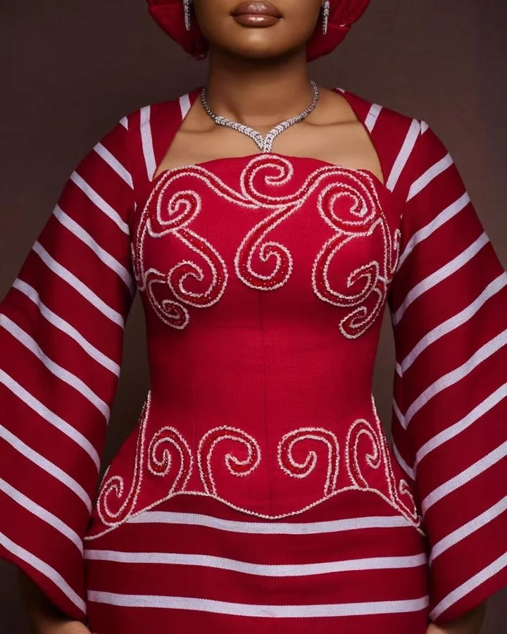 Buste rouge brodé de volutes de perles blanches